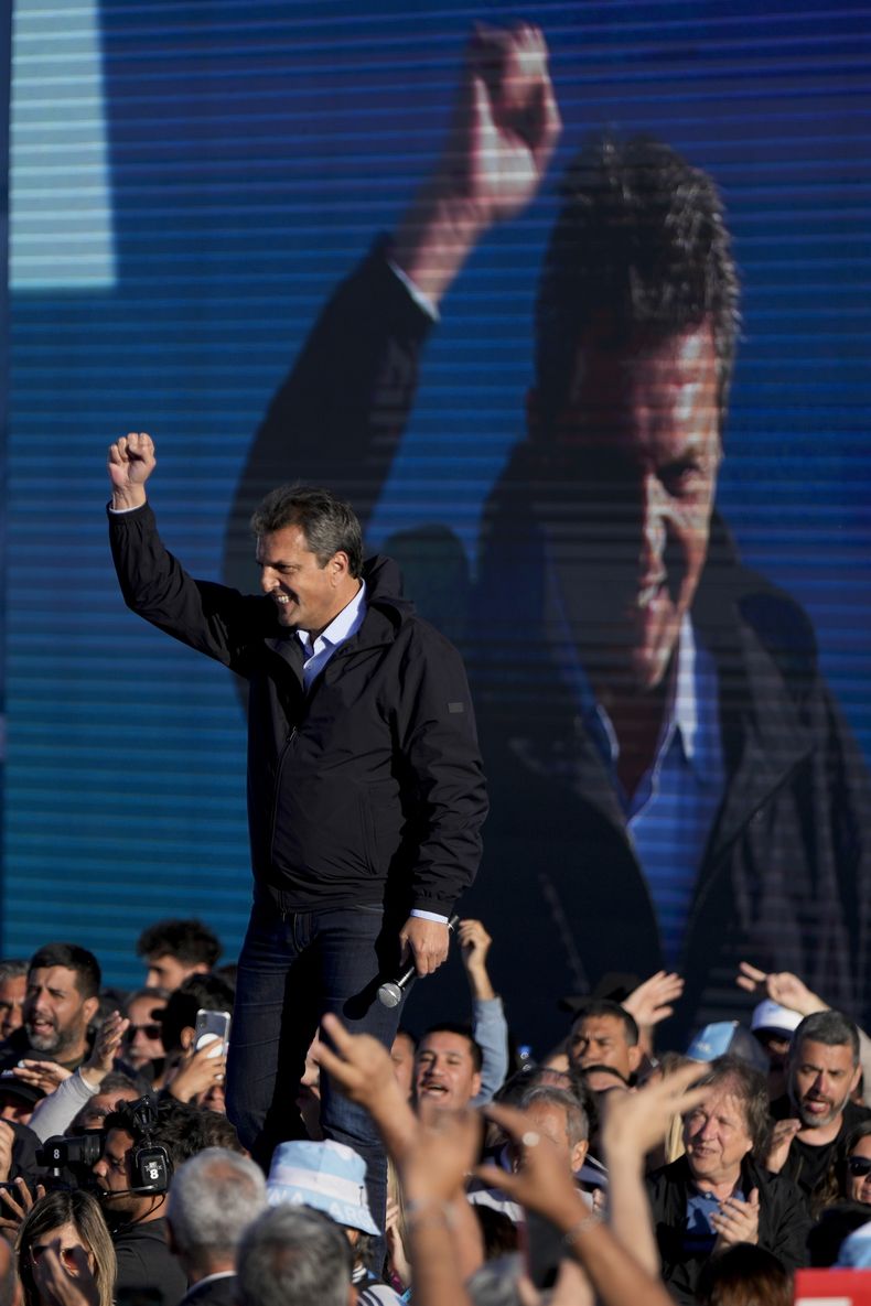 Sergio Massa, ministro de Economía argentino y candidato presidencial del partido gobernante, saluda a la multitud durante un evento de campaña en Buenos Aires, Argentina, el martes 17 de octubre de 2023. (AP Foto/Natacha Pisarenko)