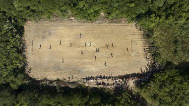 Indígenes participan en un partido de fútbol como parte de los Juegos Indígenas en la comunidad de Tapirema en Peruibe, Brasil, el sábado 22 de abril de 2023. (AP Foto/Andre Penner)