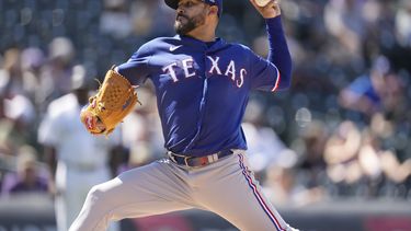 Pérez y Lowe ayudan a que Rangers aplasten a Rockies