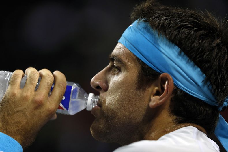 El argentino Juan Mart&iacute;n del Potro bebe agua durante una pausa en el partido contra su compatriota Carlos Berlocq en el Abierto de Tokio, el mi&eacute;rcoles 2 de octubre de 2013. (Foto AP/Shuji Kajiyama)