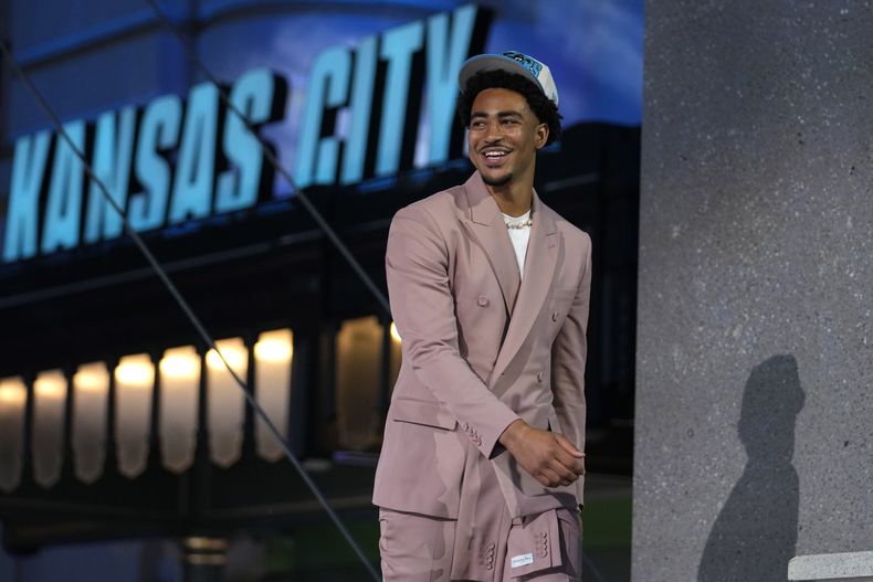 Bryce Young, quarterback de Alabama, sonríe tras ser reclutado por los Panthers de Carolina como la primera selección del draft, el jueves 27 de abril de 2023 (AP Foto/Jeff Roberson)