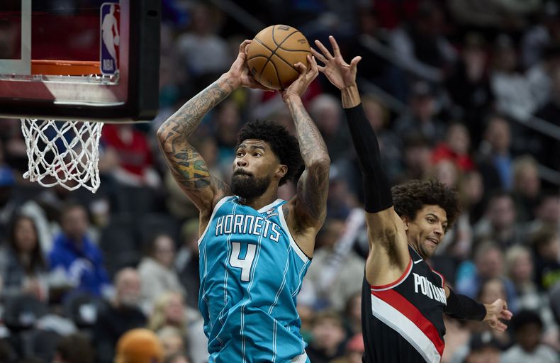 El pívot de los Hornets de Charlotte Nick Richards clava el balón frente al base de los Trail Blazers de Portland Matisse Thybulleen el encuentro de la NBA del domingo 25 de febrero del 2024. (AP Foto/Craig Mitchelldyer)