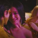 Esta imagen proporcionada por Neon muestra a Mark Eydelshteyn, izquierda, y Mikey Madison en una escena de Anora. (Neon via AP)