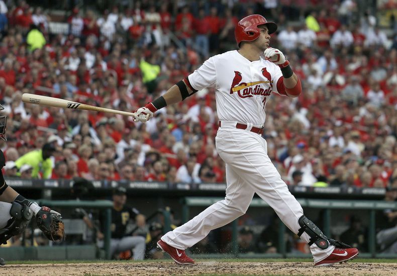 En esta foto del 3 de octubre de 2013, el boricua Carlos Beltr&aacute;n conecta un jonr&oacute;n de tres carreras con los Cardenales de San Luis frente a los Piratas de Pittsburgh. El jueves 19 de diciembre, Beltr&aacute;n y los Yanquis de Nueva York form