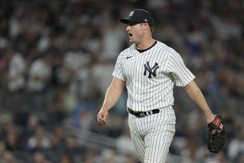 Gerritt Cole, abridor de los Yanquis de Nueva York, grita hacia el plato tras ponchar al panameño José Caballero, de los Marineros de Seattle, en el juego del martes 2o1 de junio de 2023 (AP Foto/John Minchillo)