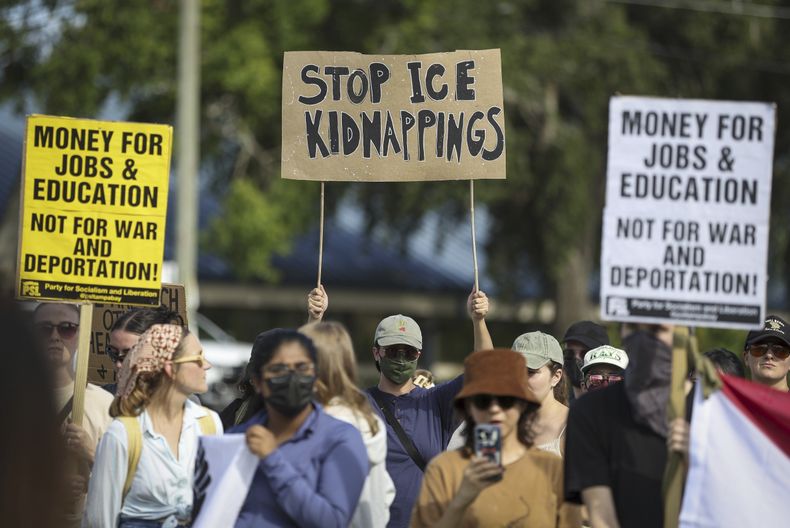 ARCHIVO – Manifestantes muestran cartels en una marcha sobre inmigración cerva de la cárcel del condado de Pinellas en Clearwater, Florida, el sábado 14 de junio de 2025. (Chris Urso/Tampa Bay Times vía AP, Archivo)