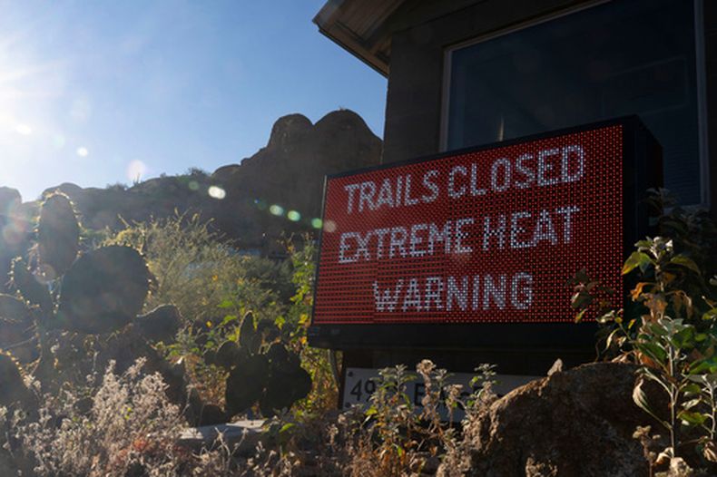 Un letrero avisa que un sendero para excursionistas está cerrado debido al exceso de calor, en la Camelback Mountain, en Phoenix, Arizona, el 19 de marzo del 2026. (AP foto/Rebecca Noble)