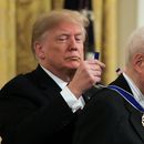 Trump confiere la medalla presidencial a 6 estadounidenses