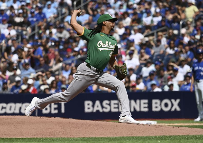 El lanzador abridor de los Atléticos de Oakland, Osvaldo Bido (45), lanza a un bateador de los Azulejos de Toronto durante la primera entrada de un juego de béisbol en Toronto, el sábado 10 de agosto de 2024. (Jon Blacker/The Canadian Press vía AP)