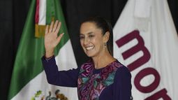 La candidata presidencial del partido gobernante mexicano Claudia Sheinbaum saluda a sus partidarios después de que el Instituto Nacional Electoral anunciara que tenía una ventaja irreversible en las elecciones en la Ciudad de México, la madrugada del lunes 3 de junio de 2024. (AP Foto/Fernando Llano)