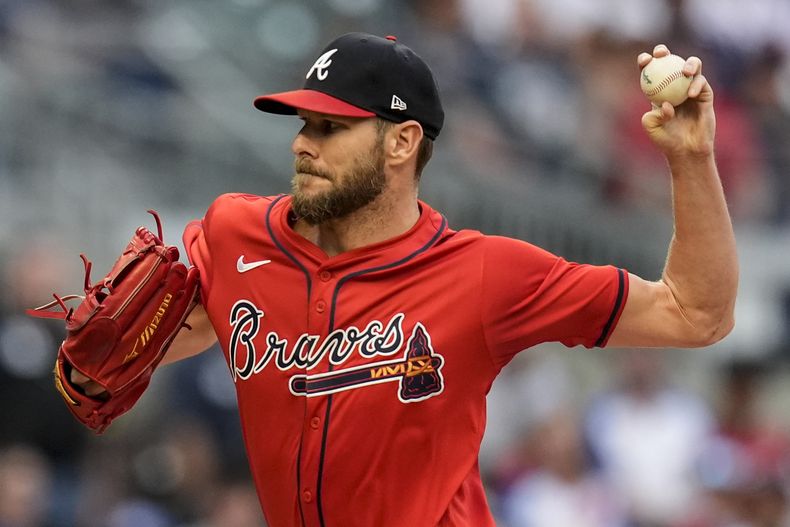 El pitcher de los Bravos de Atlanta Chris Sale lanza en la primera entrada del juego ante los Guardianes de Cleveland el viernes 26 de abril del 2024. (AP Foto/Mike Stewart)