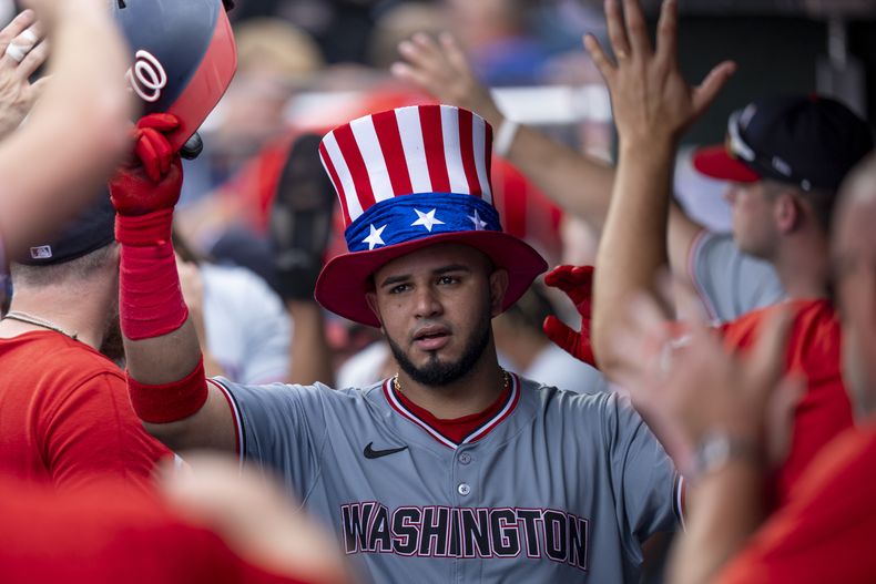 El venezolano de los Nacionales de Washington Keibert Ruiz celebra su jonrón de dos carreras en la cuarta entrada ante los Filis de Filadelfia el domingo 18 de agosto del 2024. (AP Foto/Chris Szagola)