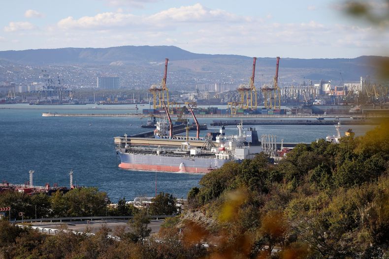 ARCHIVO - Un petrolero se ve atracado en el complejo petrolero de Sheskharis en el puerto ruso de Novorossiysk, en el mar Negro, el 11 de octubre de 2022. (AP Foto, Archivo)