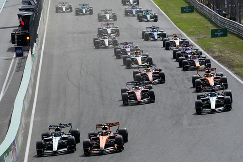 El italiano Andrea Kimi Antonelli de Mercedes pelea por la posición con el británico Lando Norris de McLaren al inicio de la carrera del Gran Premio de los Países Bajos el domingo 23 de agosto del 2026. (AP Foto/Darko Bandic)
