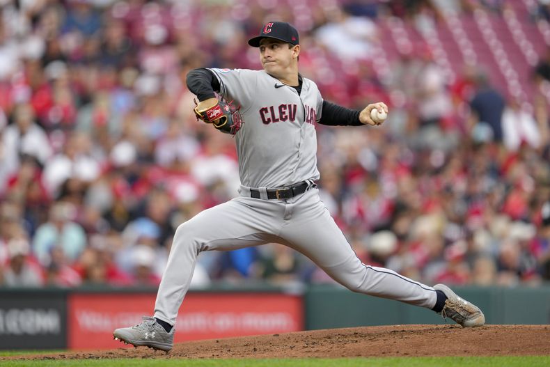 Logan Allen abridor de los Guardianes de Cleveland lanza ante los Rojos de Cincinnati en el primer episodio del partido en Cincinnati. Martes 15 de agosto de 2023. (AP Foto/Jeff Dean)