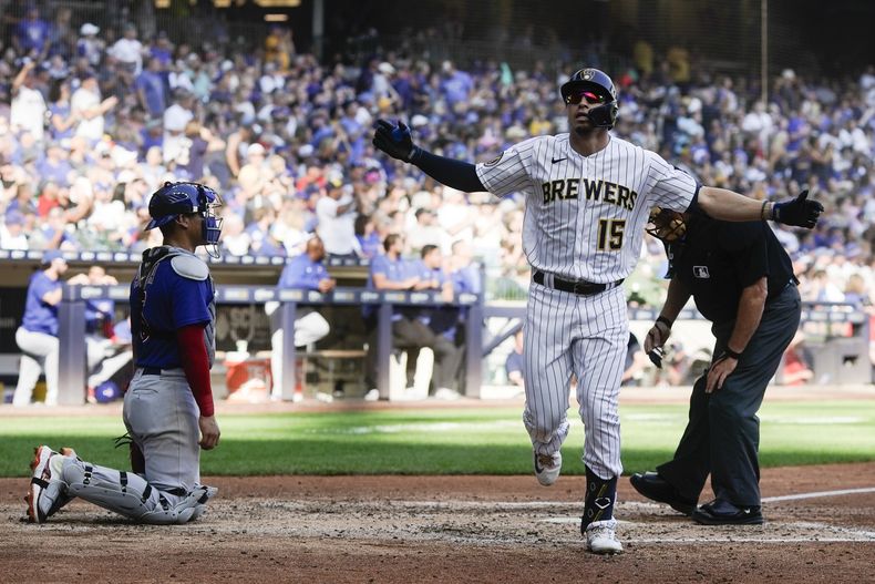 Tyrone Taylor de los Cerveceros de Milwaukee reacciona luego de conectar cuadrangular durante la 6ta entrada del juego ante los Cachorros de Chicago, en Milwaukee. Domingo 1 de octubre de 2023. (AP Foto/Morry Gash)