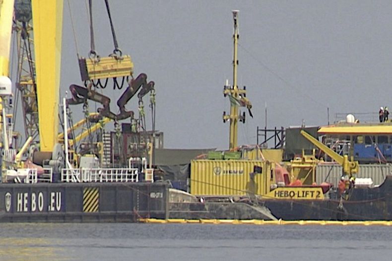 Varias grúas izan el casco del superyate Bayesian, que se hundió cerca de Palermo, Sicilia, el 19 de agosto de 2024, en las operaciones de recuperación frente al poblado de Porticciolo el viernes 20 de junio de 2025. (Rosalia Bonfardino)