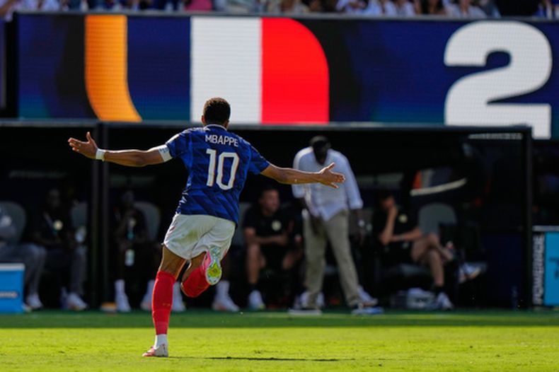 El francés Kylian Mbappé celebra después de anotar el tercer gol de su equipo ante Senegal en partido por el Grupo I del Mundial, el martes 16 de junio de 2026, en East Rutherford, Nueva Jersey. (AP Foto/Steve Luciano)