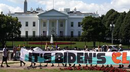 ARCHIVO - Activistas climáticos se concentran frente a la Casa Blanca en Lafayette Square, el 4 de julio de 2023, en Washington, para exigir al presidente Joe Biden que declare una emergencia climática y que aparte al país de los combustibles fósiles lo antes posible. Tras el bloqueo del Congreso, Biden hará uso de la autoridad ejecutiva para crear un Cuerpo Climático Estadounidense al estilo del New Deal que servirá como un importante programa de formación para empleos verdes. (AP Foto/Yuri Gripas, Archivo)