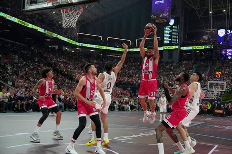 ARCHIVO - Cory Joseph de Olympiacos atrapa el balón durante la final de la Euroliga contra Real Madrid, el 24 de mayo de 2026, en Atenas. (AP Foto/Thanassis Stavrakis)