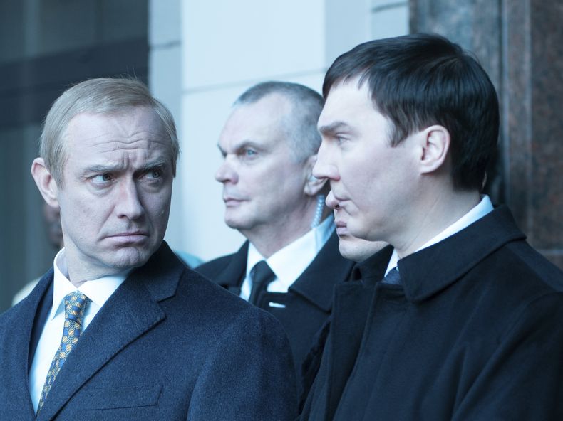 Esta imagen muestra a Jude Law, como Vladimir Putin, a la izquierda, y Paul Dano, como Vadim Baranov, en una escena de The Wizard of the Kremlin. (Carole Bethel/Cinetic Media via AP)