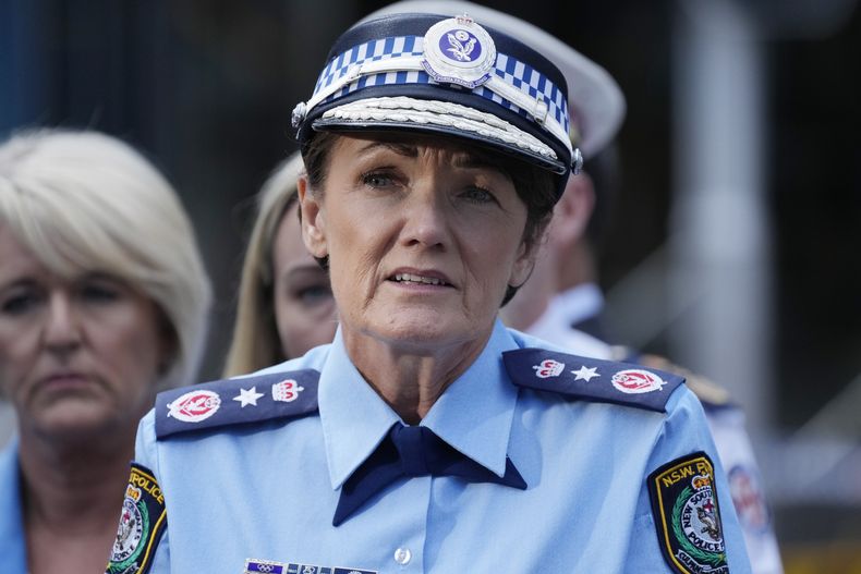 Karen Webb, comisaria de policía del estado de Nueva Gales del Sur, habla a los medios en Bondi Junction, Sydney, Australia, el domingo 14 de abril de 2024, después de que varias personas murieran apuñaladas en un centro comercial el sábado. La policía australiana investiga por qué el agresor que mató a seis personas e hirió a más de una docena con un cuchillo agredió a mujeres mientras evitaba a los hombres, indicó Webb el lunes. (AP Foto/Rick Rycroft)