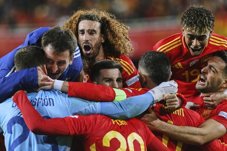 Jugadores de España celebran su victoria en los cuartos de final de la Liga de Naciones de UEFA luego de definir en tanda de penaltis su pase a semifinales al derrotar a Holanda,en el estadio de Mestalla, en Valencia, el domingo 23 de marzo de 2025. (AP Foto/Alberto Saiz)