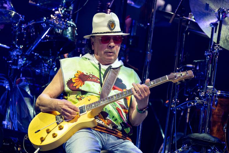 ARCHIVO - Carlos Santana se presenta en el Gas South Arena el martes 18 de junio de 2024 en Duluth, Georgia. (Foto Paul R. Giunta/Invision/AP)