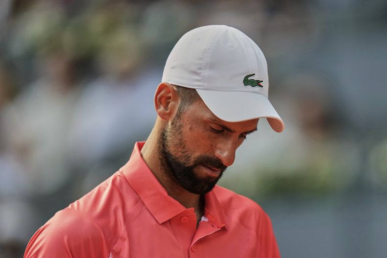 Novak Djokovic durante el partido contra Matteo Arnaldi en el Abierto de Italia, el sábado 26 de abril de 2025. (AP Foto/Manu Fernández)