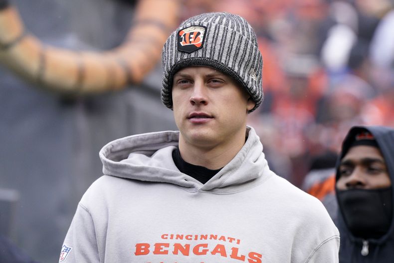 Joe Burrow (9), quarterback de los Bengals de Cincinnati, estuvo en la banca del equipo durente el partido de la NFL en contra de los Steelers de Pittsburgh, en Cincinnati, el domingo 26 de noviembre de 2023. Burrow tuvo cirugía para reparar el ligamento desgarrado de la muñeca derecha el lunes 27. (AP Foto/Jeffrey Dean)