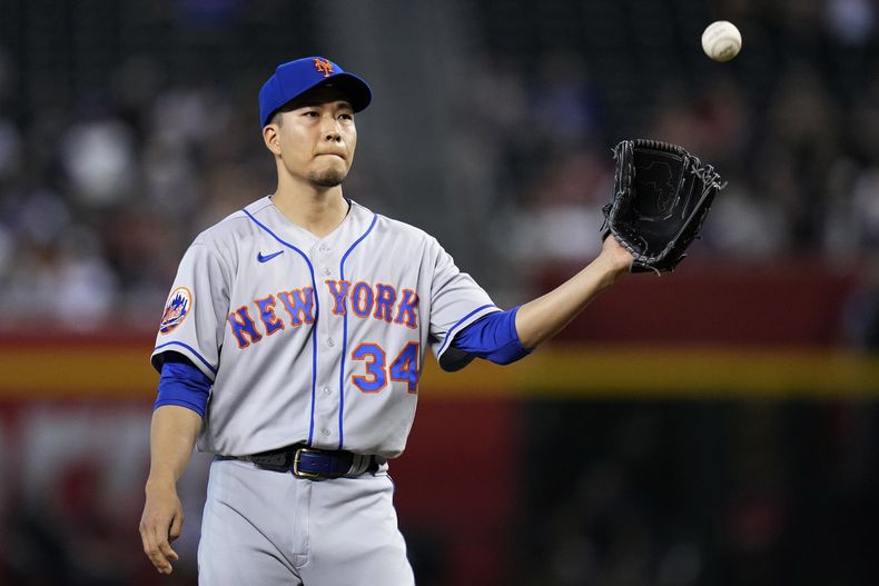 El abridor de los Mets de Nueva York Kodai Senga en el primer episodio del partido ante los Diamondbacks de Arizona, el miércoles 5 de julio de 2023, en Phoenix. (AP Foto/Ross D. Franklin)