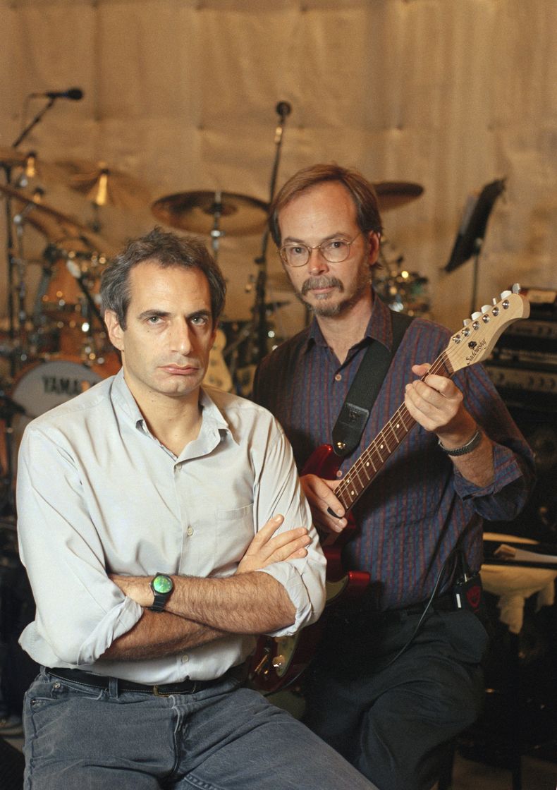 ARCHIVO - Donald Fagen, izquierda, y Walter Becker de Steely Dan posan en S.I.R. Studios de Nueva York el 5 de agosto de 1993, antes de un ensayo para su próxima gira. Becker falleció en 2017. Steely Dan, R.E.M., Timbaland, Hillary Lindsey y Dean Pitchford serán incorporados al Salón de la Fama de los Compositores. La ceremonia se realizará el 13 de junio en Nueva York. (Foto AP/Richard Drew, archivo)