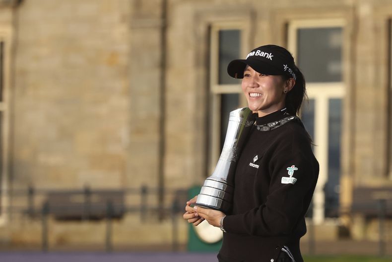 Lydia Ko de Nueva Zelanda, posa para los medios junto a su trofeo luego de ganar el Abierto Británico de Mujeres, y convirtiéndose en campeona de golf en St. Andrews, Escocia, el domingo 25 de agosto de 2024. (AP Foto/Scott Heppell)