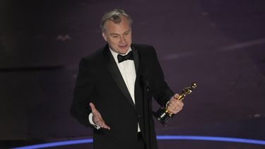 Christopher Nolan acepta el Oscar por mejor dirección por la cinta Oppenheimer durante la ceremonia el domingo 10 de marzo de 2024 en el Teatro Dolby de Los Ángeles. (AP Foto/Chris Pizzello)