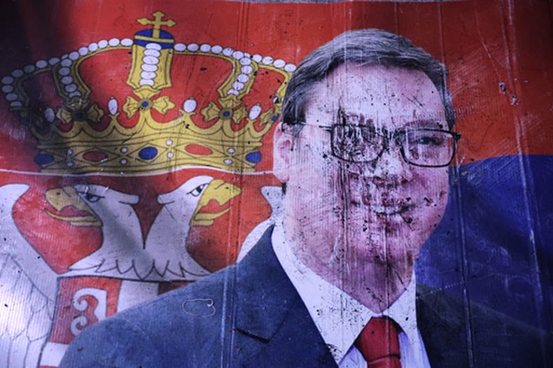 Un cartel de Aleksandar Vučić, líder del derechista Partido Progresista Serbio (SNS), aparece vandalizado sobre el pavimento frente a la Asamblea Nacional, después que éste reconociera su derrota en las elecciones parlamentarias en Belgrado, Serbia, el domingo 25 de octubre de 2026. (Foto AP/Armin Durgut)