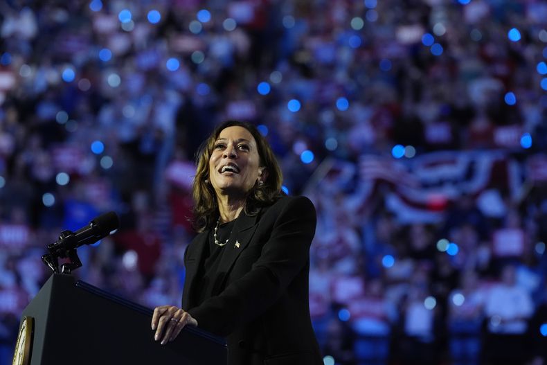 La candidata demócrata a la presidencia y actual vicepresidenta Kamala Harris habla durante un acto de campaña en el Alliant Energy Center de Madison, Wisconsin, el miércoles 30 de octubre de 2024. (AP Foto/Jacquelyn Martin)