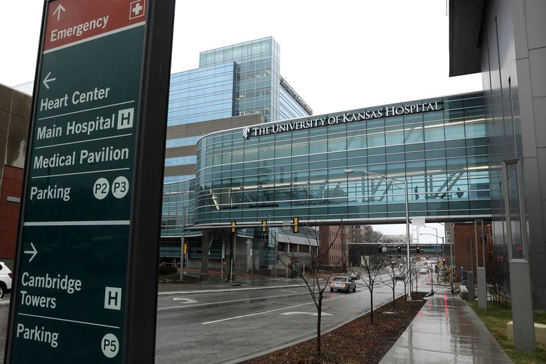 ARCHIVO - Edificios del Hospital de la Universidad de Kansas en marzo 9 de 2020, en Kansas City, Kansas. (AP Foto/Charlie Riedel, archivo)
