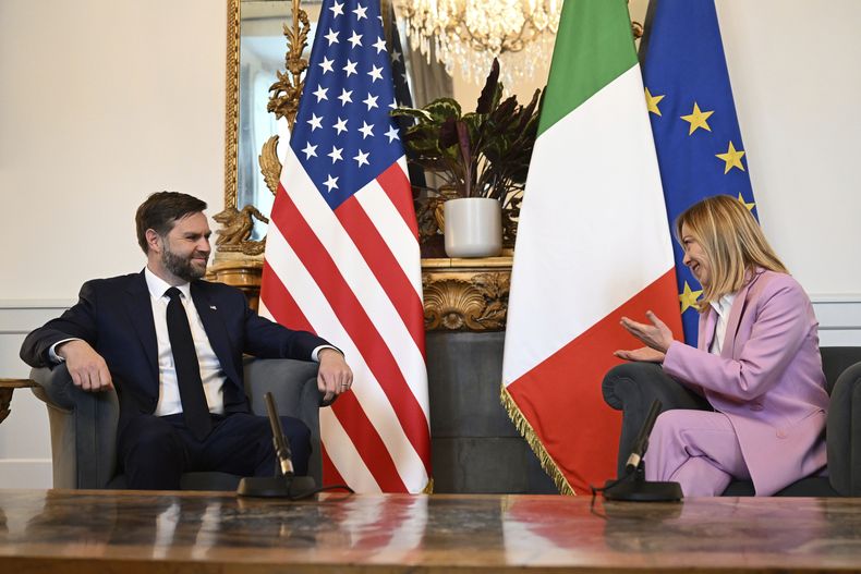 El vicepresidente de Estados Unidos, JD Vance, se reúne con la primera ministra italiana Giorgia Meloni en el palacio Chigi en Roma, Italia, el viernes 18 de abril de 2025. (Kenny Holston/The New York Times vía AP, Pool)