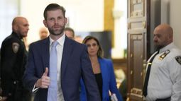 Eric Trump sale de un tribunal durante un descanso en el juicio en contra de su familia y la empresa de su padre Donald Trump, el jueves 2 de noviembre de 2023, en la Corte Suprema de Nueva York. (AP Foto/Seth Wenig)