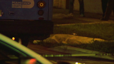 hombre en bicicleta muere atropellado por un autobus en hialeah