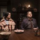 Esta imagen proporcionada por Apple TV+, Lily Gladstone, izquierda, y Leonardo DiCaprio en una escena de Killers of the Flower Moon. (Melinda Sue Gordon/Apple TV+ vía AP)