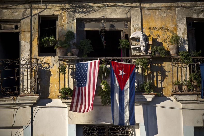 Una bandera estadounidense y una cubana cuelgan de un balcón en La Habana Vieja, Cuba, eñ viernes 19 de diciembre de 2014. Luego del sorpresivo anuncio de que ambos países reanudarán sus relaciones, se está prestando m&a