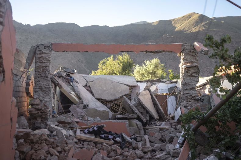 Una vivienda sufrió daños totales por un sismo, en la aldea Ijjoukak, cerca de Marrakech, Marruecos, el sábado 9 de septiembre de 2023. (AP Foto/Mosaab Elshamy)