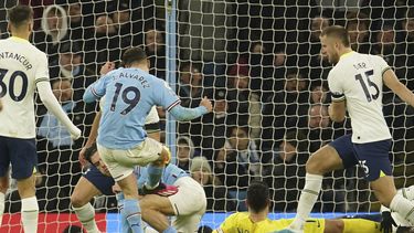 Alvarez ayuda al City, que se acerca al líder Arsenal