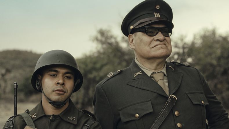 Esta imagen difundida por Netflix muestra a Joaquín Cosío, a la derecha, en una escena de la serie Las muertas. (Netflix vía AP)