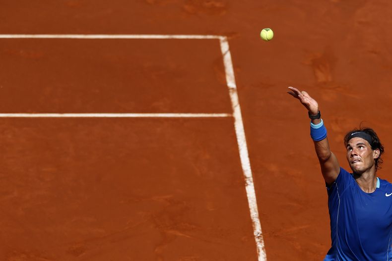 El espa&ntilde;ol Rafael Nadal saca contra Jarkko Nieminen en el Abierto de Madrid el jueves, 8 de mayo de 2014. (AP Photo/Daniel Ochoa de Olza)