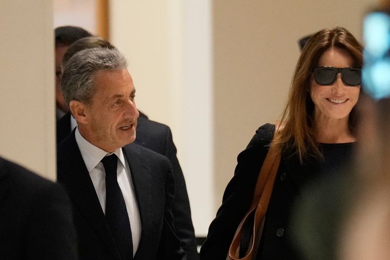 El expresidente de Francia Nicolas Sarkozy y su esposa, Carla Bruni Sarkozy, llegan a un tribunal para la lectura del fallo de un caso sobre supuesta financiación ilegal de su campaña presidencial de 2007 por parte del gobierno del entonces líder de Libia, Moammar Gadhafi, el 25 de septiembre de 2025 en París. (AP Foto/Michel Euler)