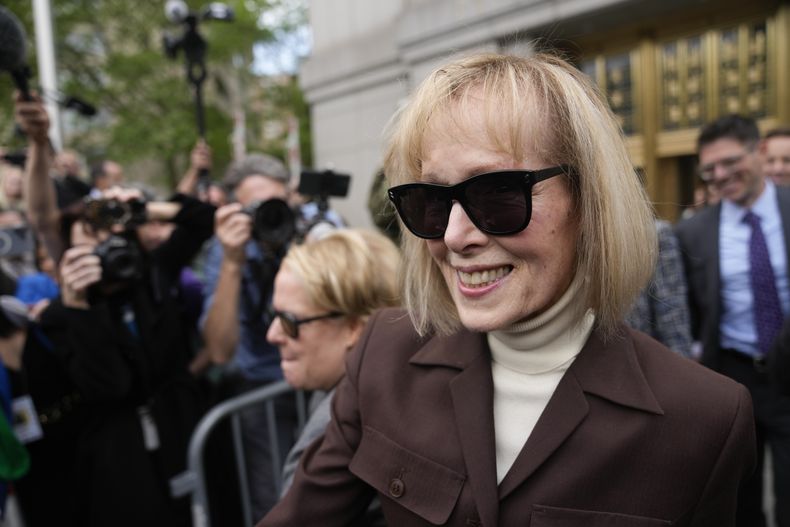 E. Jean Carroll sale de una corte federal el 9 de mayo de 2023 en Nueva York. (AP Foto/Seth Wenig, Archivo)