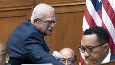 El representante demócrata Gerald Connolly (Virginia) saluda a su compañero demócrata Kweisi Mfume (Maryland), ambos de la Comisión para la Supervisión y Reforma del Gobierno de la Cámara de Representantes, en una audiencia en el Congreso el 17 de mayo del 2023. (Foto AP/Jacquelyn Martin)