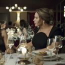 Esta imagen difundida por Netflix muestra a Karla Sofía Gascón, derecha, y Zoe Saldaña en una escena de Emilia Pérez. (Shanna Besson/Netflix vía AP)